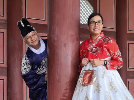 5 Potret Sri Mulyani Kenakan Hanbok di Korea, Ada Pose Bareng Suami