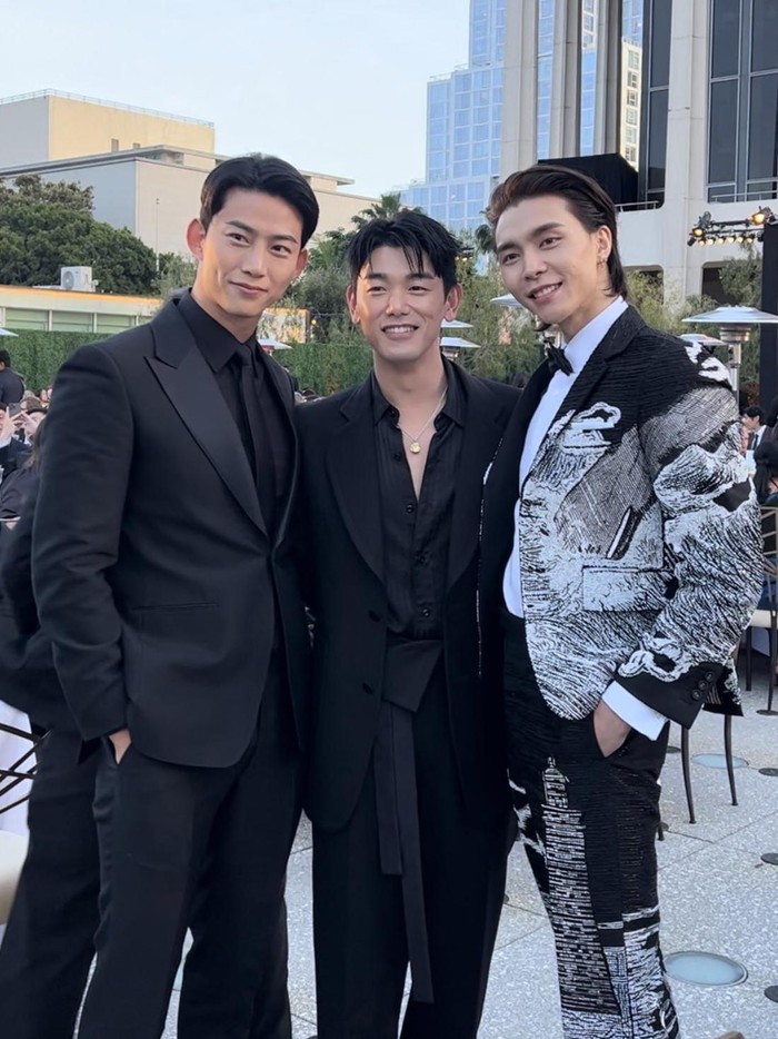 Selain itu, Johnny juga berpose bersama idol-aktor Taecyeon '2PM' dan juga penyanyi Eric Nam./ Foto: twitter.com/ericnamofficial