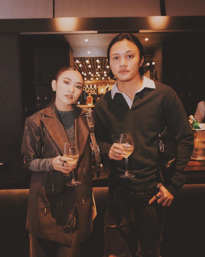 Gaya kompak dengan warna gelap atau warna netral ala Mahalini dan Rizky Febian juga menarik untuk diadopsi. Simpel namun tetap adorable./Foto: Instagram.com/Rizkyfbian