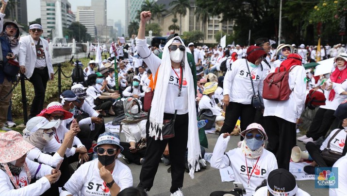 Tenaga kesehatan melakukan aksi damai di kawasan Patung Kuda, Monas, Jakarta, Senin (8/5/2023). (CNBC Indonesia/Tri Susilo)