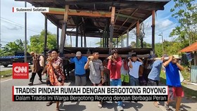 VIDEO: Tradisi Pindah Rumah dengan Bergotong-Royong