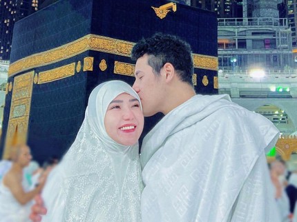 Via Vallen Tuai Kritik Usai Pamer Foto Umrah Bareng Suami, Ada Apa?