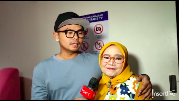 img-title Berulang Tahun ke-44, Wendy Cagur Kenang Perjuangan Ibunda
