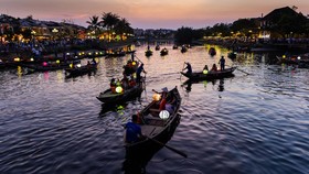FOTO: Dipeluk Senja di Kota Tua Hoi An Vietnam