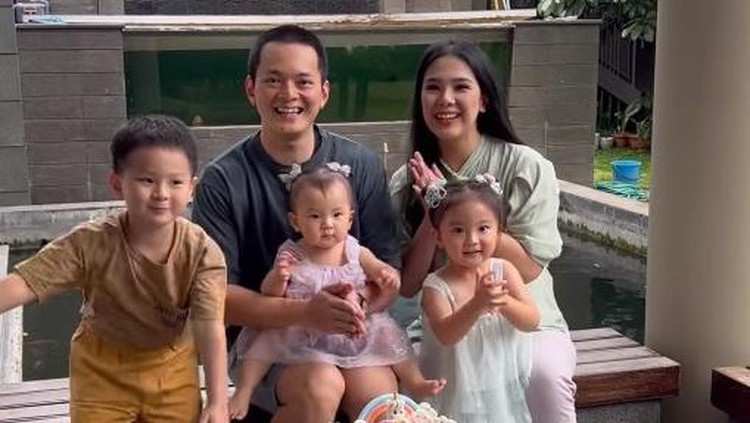 Zhua Zhou Anak Bungsu Devina Hermawan Zhua Zhou Anak Bungsu Devina Hermawan