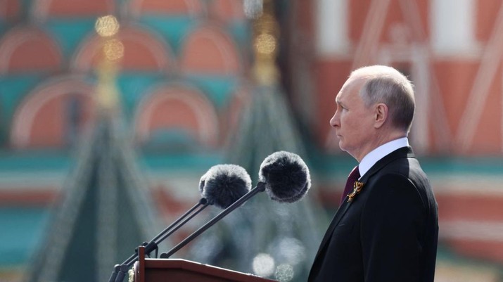 Presiden Rusia Vladimir Putin memberikan pidato saat upacara peringatan 78 tahun Hari Kemenangan di Lapangan Merah di Moskow, Rusia, Selasa (9/5/2023). (GAVRIIL GRIGOROV/SPUTNIK/AFP via Getty Images)