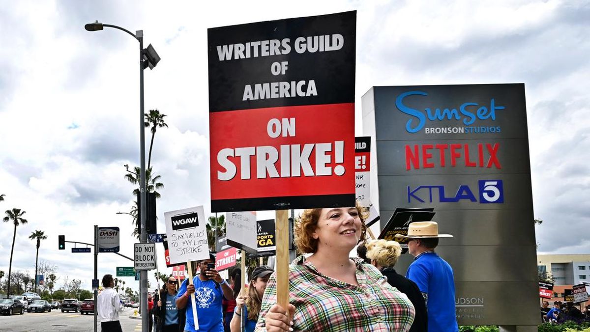 Staf Serikat Penulis Writers Guild of America West Mogok Kerja
