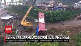 VIDEO: Bangkai Bus Masuk Jurang di Guci Berhasil Diangkat