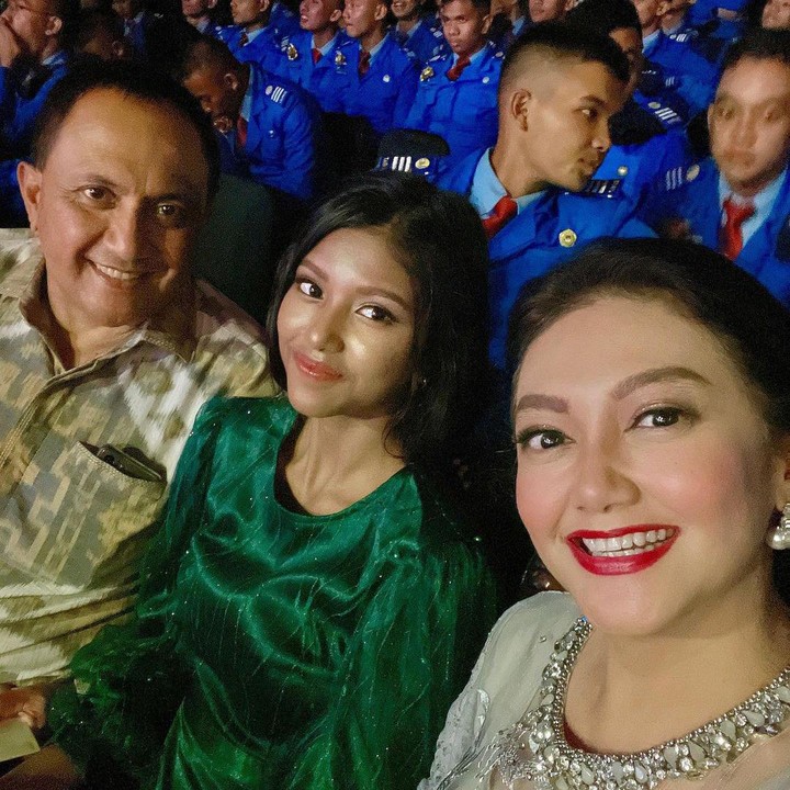 <p>Momen terebut juga ia bagikan di laman Instagram pribadi. Postingan tersebut lantas menuai banyak reaksi dari netizen, Bunda. Selain ucapan selama, Diandra juga disebut mirip dengan ibu sambungnya, nih. "Selamat ya untuk putrinya....putrinya lama kelamaan mirip bgt sama Mbak Bella," ujar akun @vastu****. (Foto: Instagram @bellasaphiraofficial)<br /><br /><br /></p>