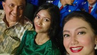 <p>Momen terebut juga ia bagikan di laman Instagram pribadi. Postingan tersebut lantas menuai banyak reaksi dari netizen, Bunda. Selain ucapan selama, Diandra juga disebut mirip dengan ibu sambungnya, nih. "Selamat ya untuk putrinya....putrinya lama kelamaan mirip bgt sama Mbak Bella," ujar akun @vastu****. (Foto: Instagram @bellasaphiraofficial)<br /><br /><br /></p>