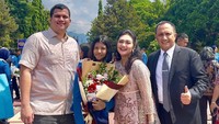 5 Potret Hangat Bella Saphira dan Suami di Kelulusan Anak Sambung