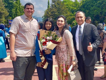 5 Potret Hangat Bella Saphira dan Suami di Kelulusan Anak Sambung