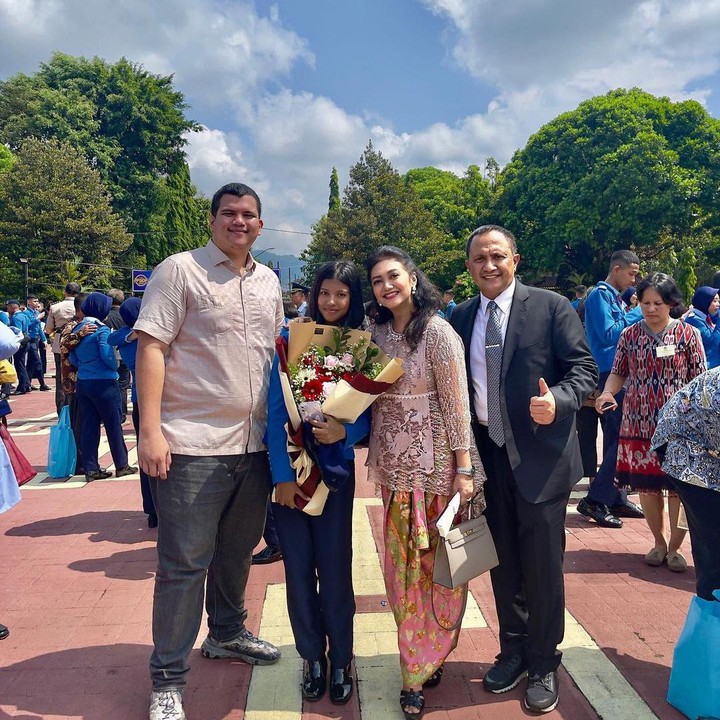 <p>Selamat wisuda untuk Diandra Minunet. Kita doakan semoga ia menjadi anak berprestasi dan membahagiakan orang tuanya, ya. (Foto: Instagram @bellasaphiraofficial)</p>