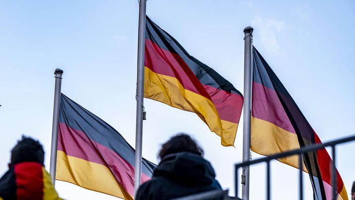 Bendera Jerman berkibar tertiup angin pada kesempatan upacara penghargaan untuk Piala Dunia secara keseluruhan. (David Inderlied/picture alliance via Getty Images)