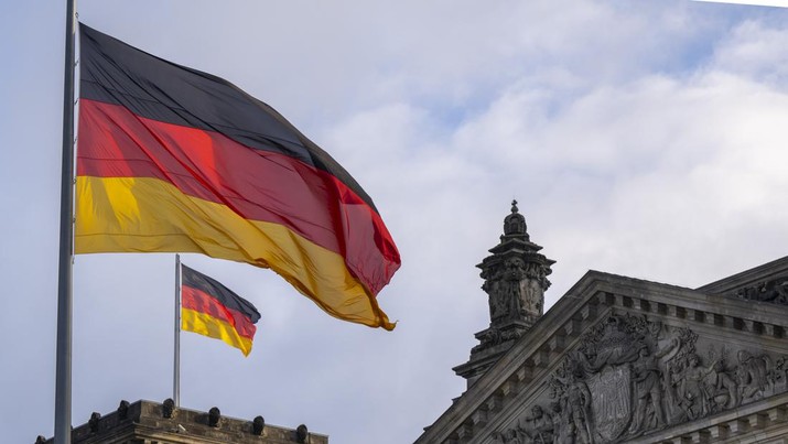Bendera Jerman di gedung Reichstag, kursi Bundestag Jerman, berkibar tertiup angin. Foto: Monika Skolimowska/dpa (Photo by Monika Skolimowska/picture alliance via Getty Images)
