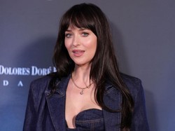 Chris Martin Gandeng Dakota Johnson di Mumbai, Putus Isu Bubar