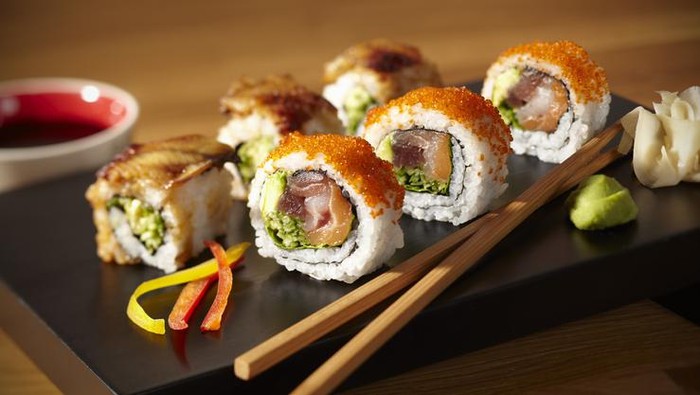 Kamu Sudah Tahu? Ini Cara Makan Sushi yang Benar Menurut Etika Makan Orang Jepang!