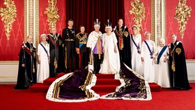 Tak Ada Harry di Foto Resmi Penobatan Raja Charles III, Kenapa?