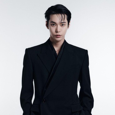 Hampir Terjatuh, Doyoung NCT Diserang Sasaeng Saat Berada di Milan