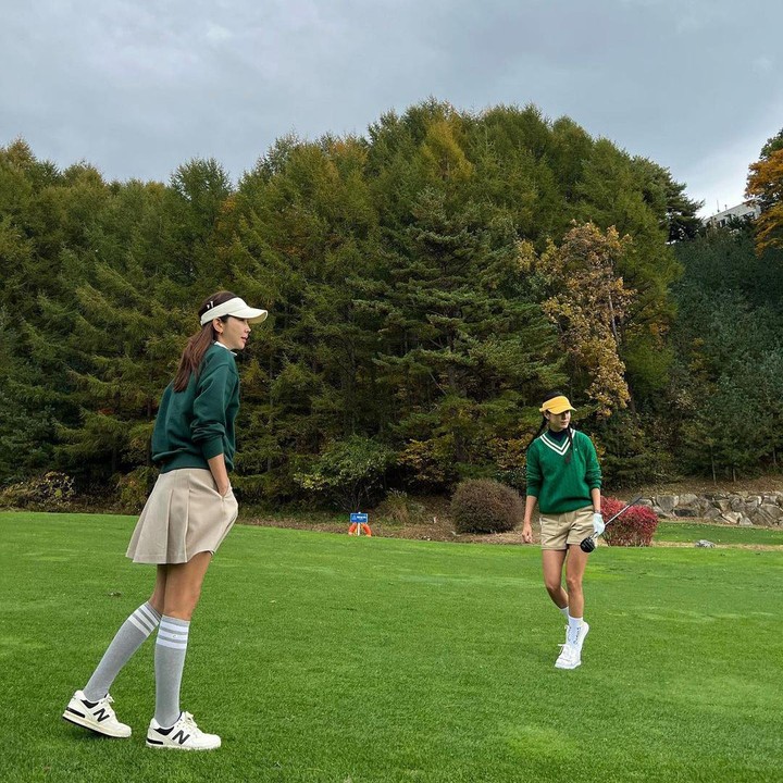 <p>Selain itu, Han Hyo Joo juga tak ketinggalan main golf nih, Bunda. Gaya Han Hyo Joo dalam potret ini keren, ya? Bagaimana menurut Bunda? (Foto: Instagram @hanhyojoo222)<br /><br /><br /></p>