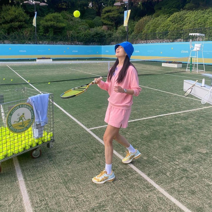 <p>Ada banyak jenis olahraga yang ia lakoni. Tak hanya lari dan bersepeda, ia juga bermain tenis, lho. (Foto: Instagram @hanhyojoo222)<br /><br /><br /></p>
