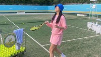 <p>Ada banyak jenis olahraga yang ia lakoni. Tak hanya lari dan bersepeda, ia juga bermain tenis, lho. (Foto: Instagram @hanhyojoo222)<br /><br /><br /></p>