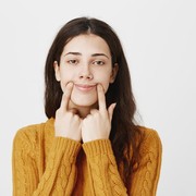 Meskipun Berwajah Jutek, Tapi 5 Zodiak Ini Aslinya Asyik dan Baik Dijadikan Teman!