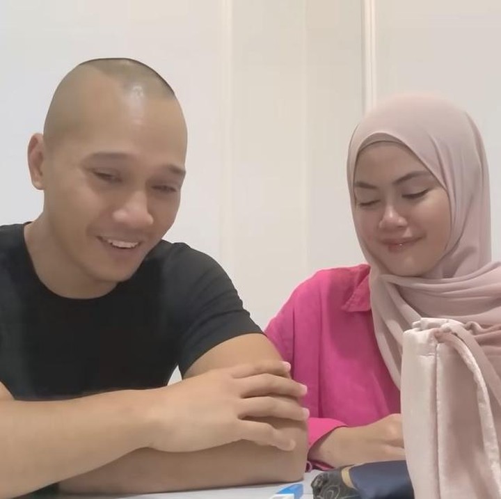 <p>Bima mengungkap rasa syukurnya akan segera memiliki anak, Bunda. "Sepertinya tidak ada kata2 yg bisa menjelaskan kebahagiaan yg gw rasain disaat tau my wife is pregnant, bener2 gabisa menahan tangisan disaat Mommy ngasih tau. Tapi Satu hal yg pasti gw mau mengucapkan Alhamdulillahirobbil alamin ya Allah.. krn gw sangat yakin segala sesuatu yg terjadi itu atas seizin Allah SWT," tulisnya di Instagram. (Foto: YouTube The Golden Family)</p>
