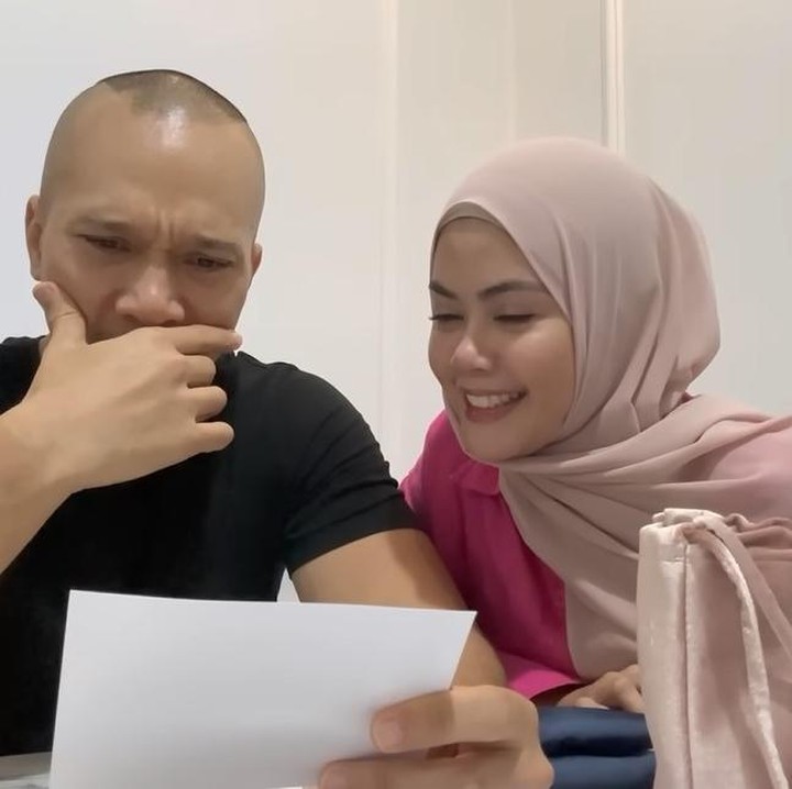 <p>Syena memberikan kejutan dengan menunjukkan kertas dan hasil test pack yang menyatakan dirinya hamil pada sang suami. Bima yang membaca dan melihat hasilnya tampak begitu terkejut dan tak bisa menahan tangis bahagia.(Foto: YouTube The Golden Family)</p>