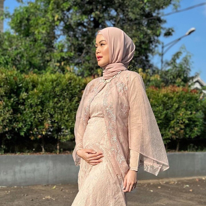 <p>Saat ini diketahui usia kandungan Syena masih di trimester awal. Meski begitu, baby bump kehamilan Syena sudah mulai tampak jelas nih, Bunda. (Foto: Instagram @rasyenahikmayudi)</p>