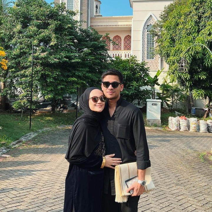 <p>Sejak menikah pada Januari lalu, pasangan ini memang jarang mempublikasikan kehidupan pribadi mereka di media sosial. Keduanya juga tak pernah mengespos kehamilan anak pertama mereka. (Foto: Instagram @wafda90/ @safirakma)</p>