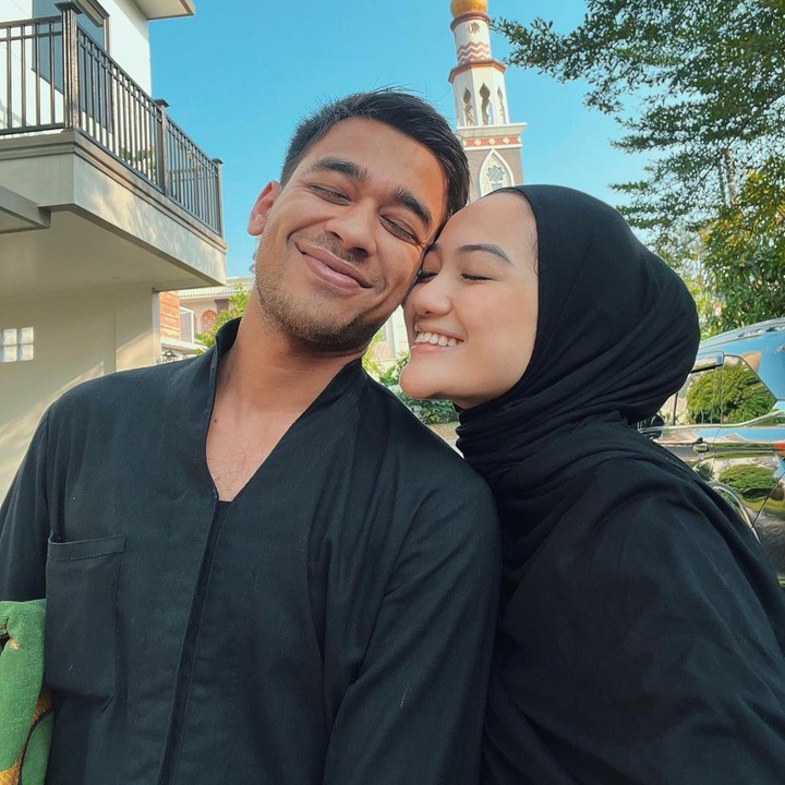 <p>Istri aktor Wafda Saifan, Safira Kamila, tengah hamil anak pertama. Pasangan ini pertama kali mengumumkan kehamilan Safira pada akhir Februari lalu, Bunda. (Foto: Instagram @wafda90/ @safirakma)</p>