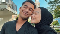 <p>Istri aktor Wafda Saifan, Safira Kamila, tengah hamil anak pertama. Pasangan ini pertama kali mengumumkan kehamilan Safira pada akhir Februari lalu, Bunda. (Foto: Instagram @wafda90/ @safirakma)</p>
