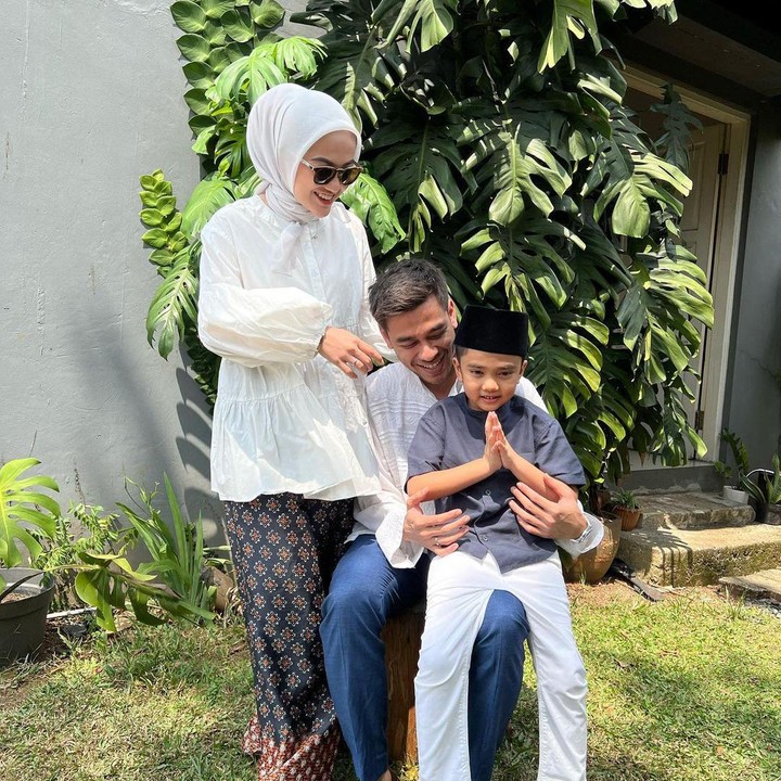 <p>Pada Lebaran tahun ini, Wafda kembali mengunggah potret kebersamaannya dengan Safira. Meski tengah hamil,<em> baby bump</em> Safira belum terlalu terlihat, Bunda. (Foto: Instagram @wafda90/ @safirakma)</p>