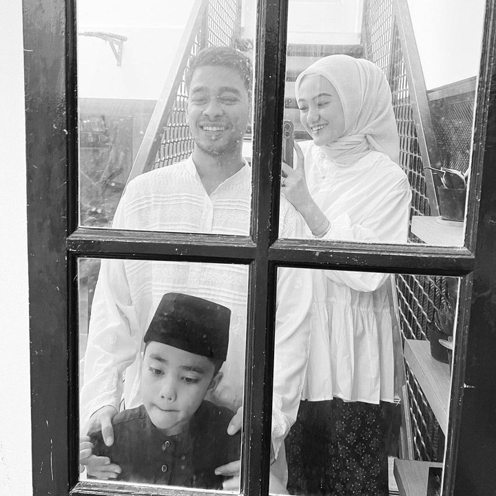 <p>Pasangan ini juga membagikan kekompakan mereka mengenakan pakaian serba putih. Wafda dan Safira merayakan Lebaran pertama bersama keluarga. (Foto: Instagram @wafda90/ @safirakma)</p>