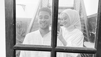 <p>Pasangan ini juga membagikan kekompakan mereka mengenakan pakaian serba putih. Wafda dan Safira merayakan Lebaran pertama bersama keluarga. (Foto: Instagram @wafda90/ @safirakma)</p>