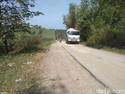 Wisatawan Keluhkan Jalan Rusak Menuju Pantai Malang Selatan: Kapok Balik