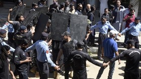 FOTO: Heboh Drama Penangkapan Eks PM Imran Khan oleh Militer Pakistan