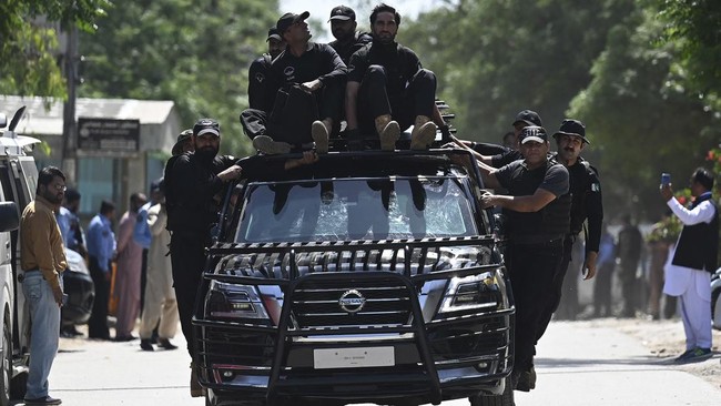 FOTO: Heboh Drama Penangkapan Eks PM Imran Khan oleh Militer Pakistan