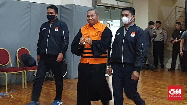 Stefanus Roy Rening dalam eksepsinya mengatakan advokat tak bisa dituntut secara perdata atau pidana dalam menjalankan tugas membela klien.