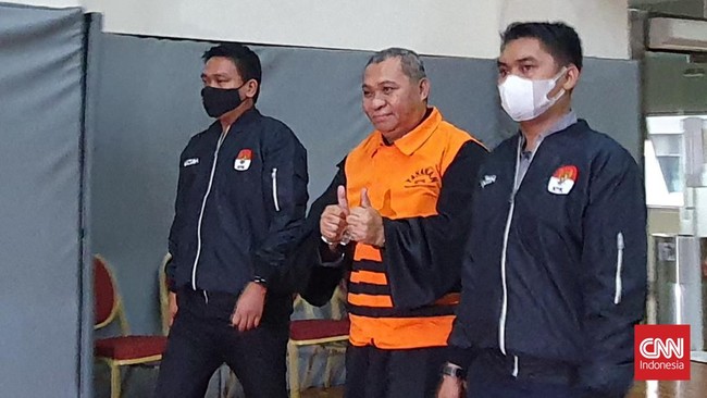 Pengacara mendiang Lukas Enembe, Stefanus Roy Rening, divonis dengan pidana 4,5 tahun penjara dan denda Rp150 juta subsider tiga bulan kurungan.