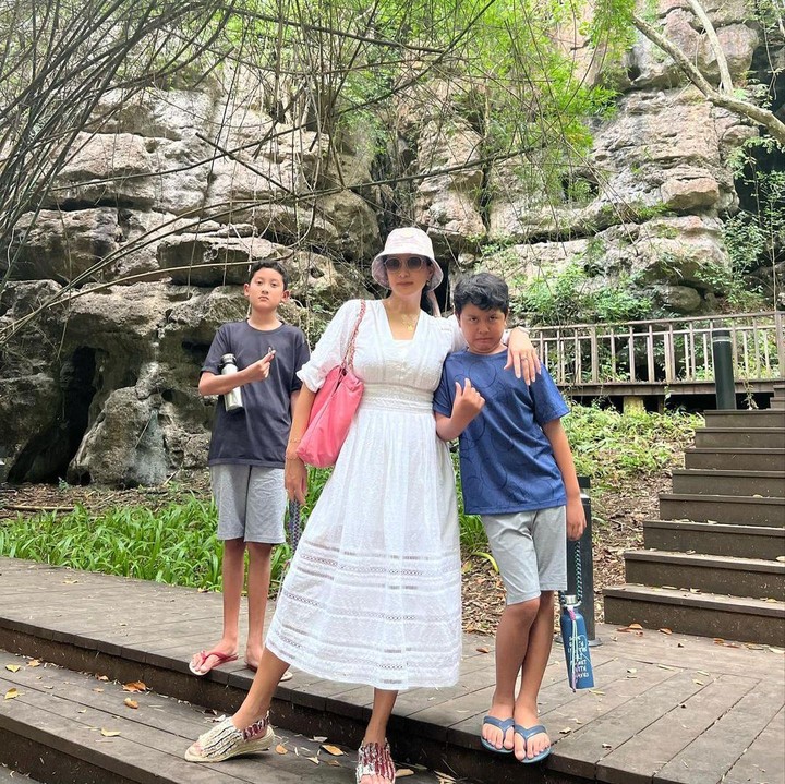 <p>Marcella terlihat cantik mengenakan dress panjang warna putih yang dilengkapi dengan topi dan kacamata hitam. Sementara itu, kedua anaknya memilih pakaian yang lebih santai dan nyaman. (Foto: Instagram: @marcella.zalianty)</p>