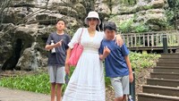 <p>Marcella terlihat cantik mengenakan dress panjang warna putih yang dilengkapi dengan topi dan kacamata hitam. Sementara itu, kedua anaknya memilih pakaian yang lebih santai dan nyaman. (Foto: Instagram: @marcella.zalianty)</p>