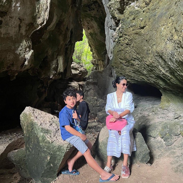 <p>Marcella mengunggah potret kebersamaannya bersama anak-anak pada laman Instagram. Tak lupa, ia juga menceritakan isi dari gua tersebut. (Foto: Instagram: @marcella.zalianty)</p>