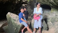 <p>Marcella mengunggah potret kebersamaannya bersama anak-anak pada laman Instagram. Tak lupa, ia juga menceritakan isi dari gua tersebut. (Foto: Instagram: @marcella.zalianty)</p>