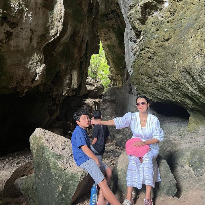 <p>Kedua anak Marcella terlihat sangat senang pergi berlibur bersama sang Bunda, nih. Mereka bahkan terlihat bersemangat ketika menyusuri bagian dalam gua yang sempit. (Foto: Instagram: @marcella.zalianty)</p>