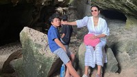 <p>Kedua anak Marcella terlihat sangat senang pergi berlibur bersama sang Bunda, nih. Mereka bahkan terlihat bersemangat ketika menyusuri bagian dalam gua yang sempit. (Foto: Instagram: @marcella.zalianty)</p>
