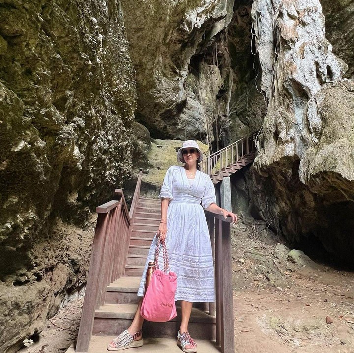 <p>Ada banyak tempat wisata yang dikunjungi oleh Marcella dan anak-anaknya. Salah satunya adalah wisata alam Gua Batu Cermin. (Foto: Instagram: @marcella.zalianty)</p>