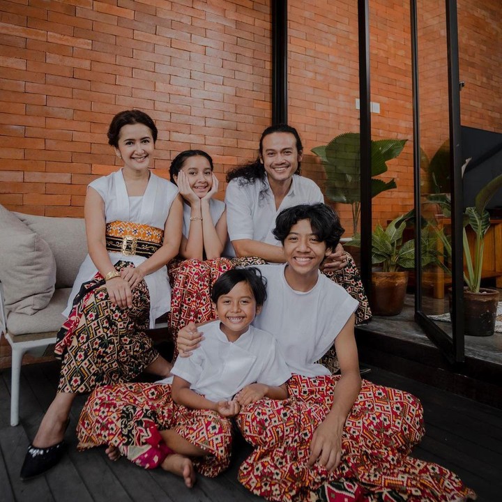 <p>Setelah menikah dengan Dwi Sasono di tahun 2007, Widi Mulia dikaruniai tiga orang anak, Bunda. Mereka adalah Dru Prawiro Sasono, Widuri Putri Sasono, dan Den Bagus Satrio Sasono. (Foto: Instagram: @widimulia)</p>
