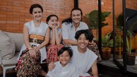 <p>Setelah menikah dengan Dwi Sasono di tahun 2007, Widi Mulia dikaruniai tiga orang anak, Bunda. Mereka adalah Dru Prawiro Sasono, Widuri Putri Sasono, dan Den Bagus Satrio Sasono. (Foto: Instagram: @widimulia)</p>